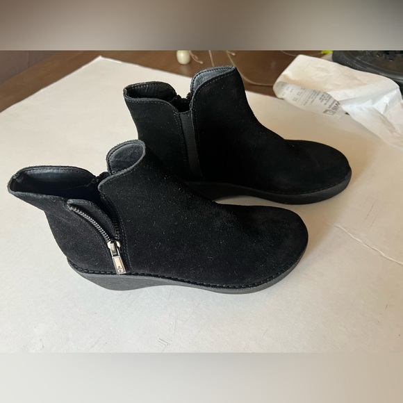 KENNETH COLE REACTION BLACK SUEDE ANKLE BOOTS - Picture 1 of 4
